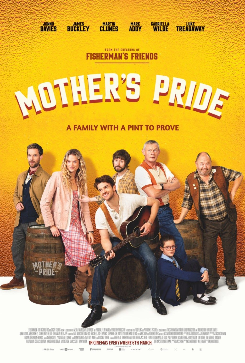 Plakat for Mother's Pride med Harley-familien og pubbens stamgæster samlet om øltønder foran en gylden ølbaggrund